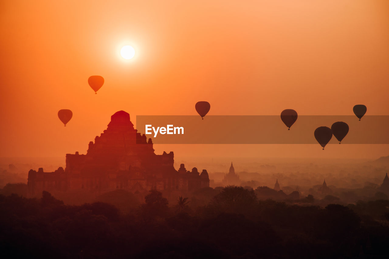 VIEW OF HOT AIR BALLOONS IN SKY AT SUNSET