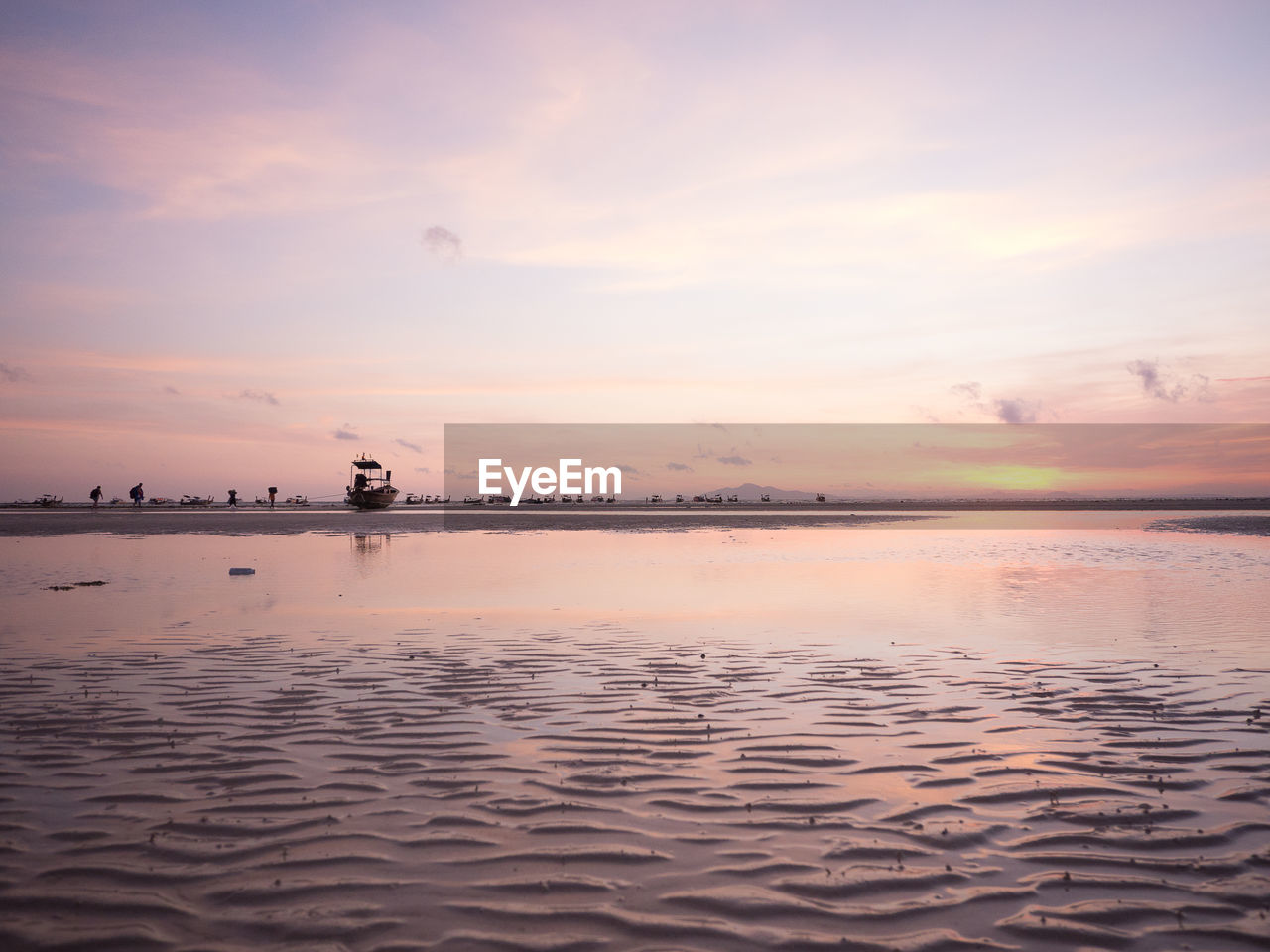 SCENIC VIEW OF SUNSET OVER SEA