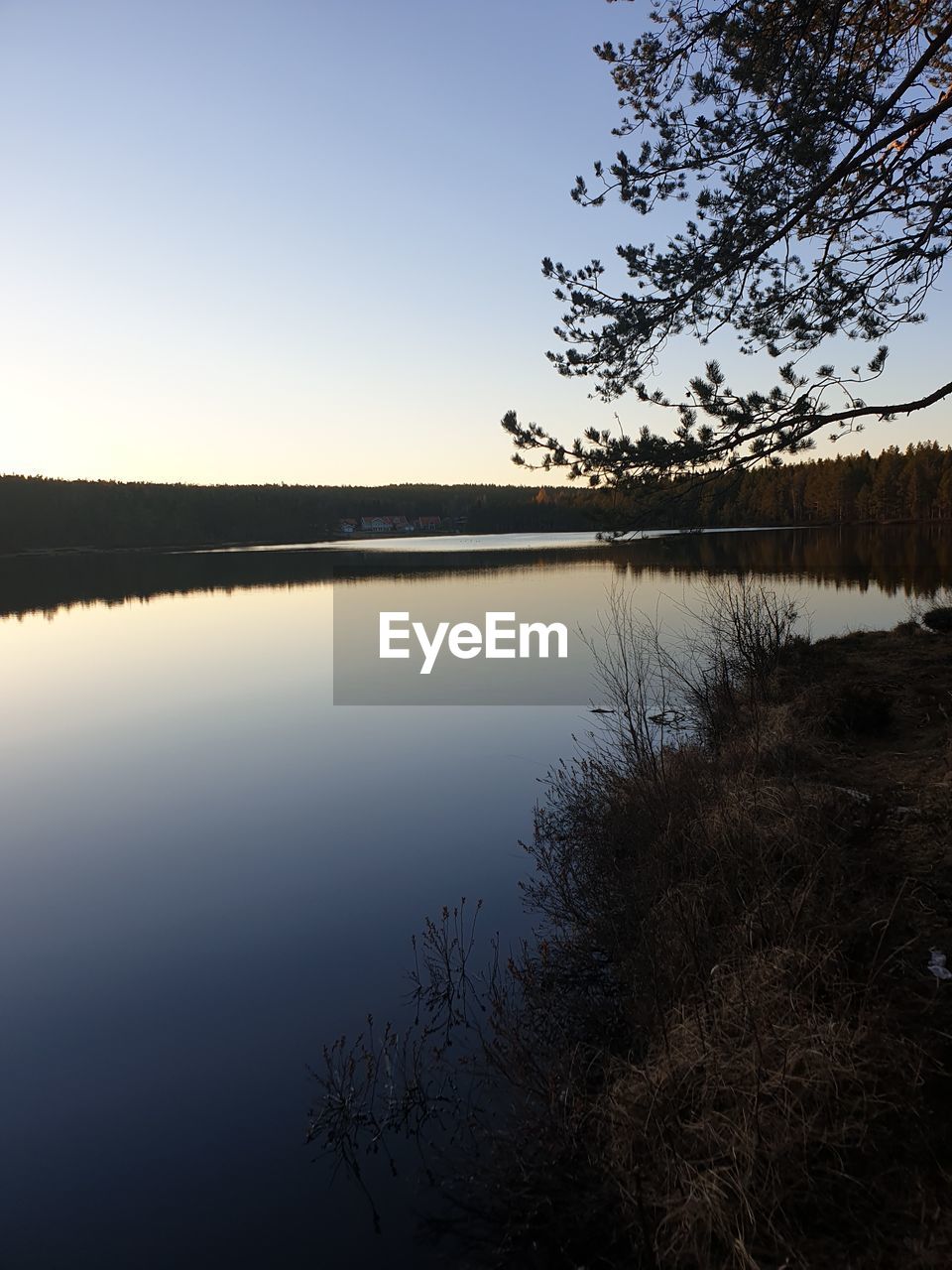 SCENIC VIEW OF LAKE AGAINST SKY DURING SUNRISE