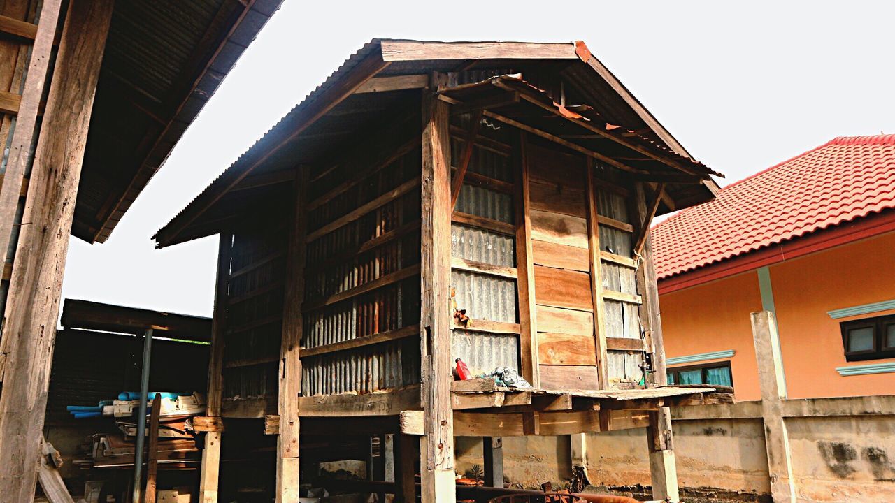 LOW ANGLE VIEW OF BUILDINGS AGAINST SKY