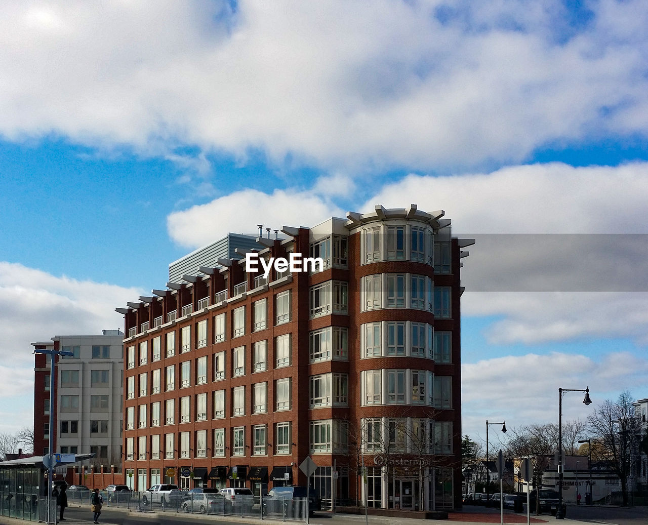 LOW ANGLE VIEW OF MODERN BUILDINGS AGAINST CLOUDY SKY