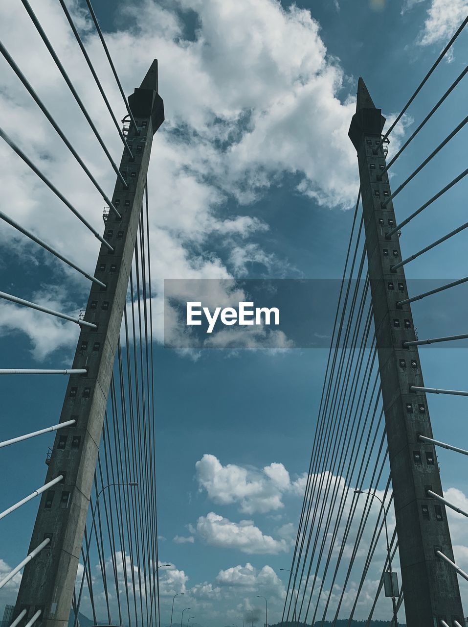 LOW ANGLE VIEW OF GOLDEN GATE BRIDGE AGAINST CLOUDY SKY