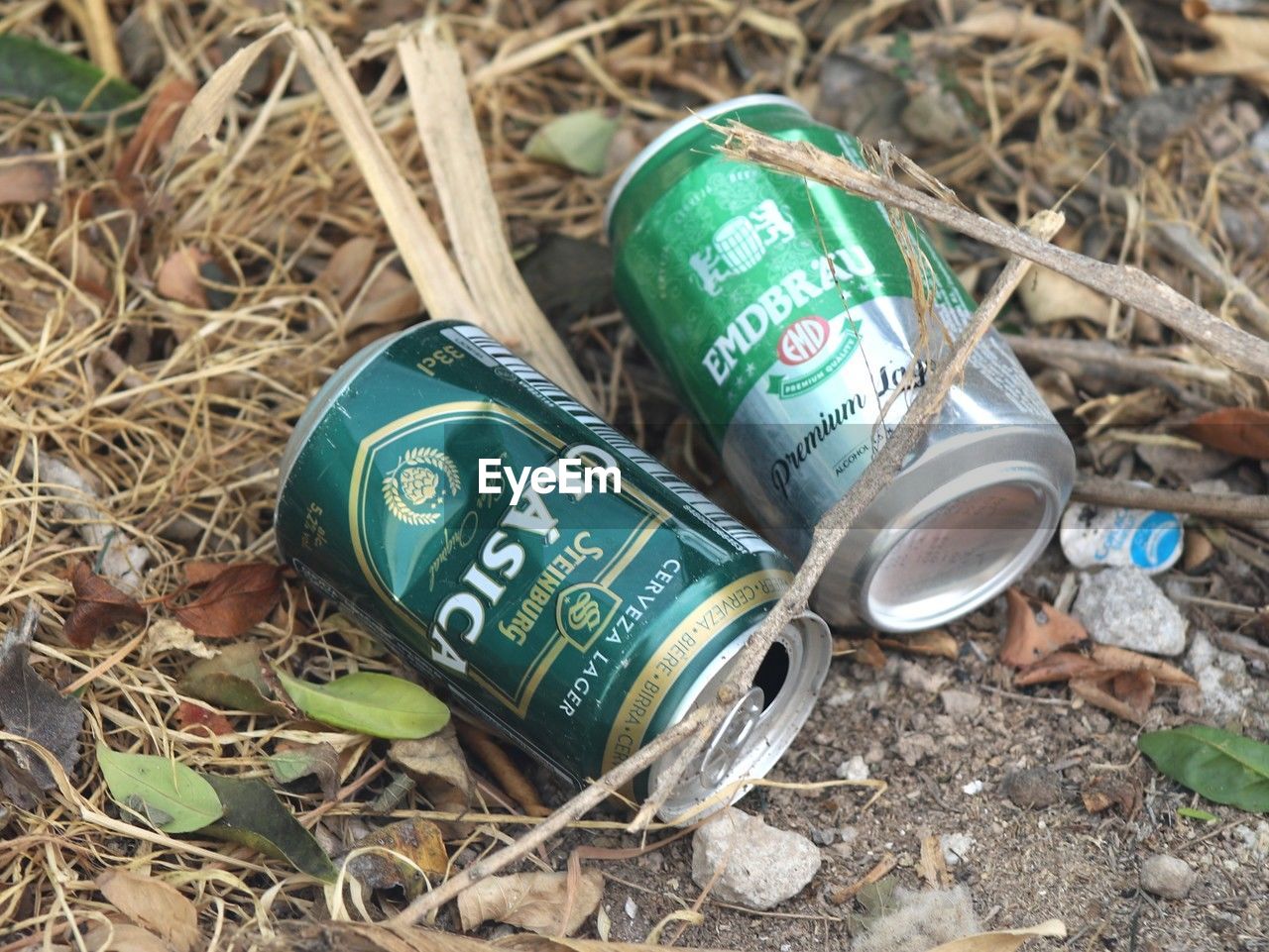 litter, aluminum can, bottle, tin can, no people, green, high angle view, soft drink, land, nature, day, drink, text, field, western script, communication, container, outdoors, plant, close-up