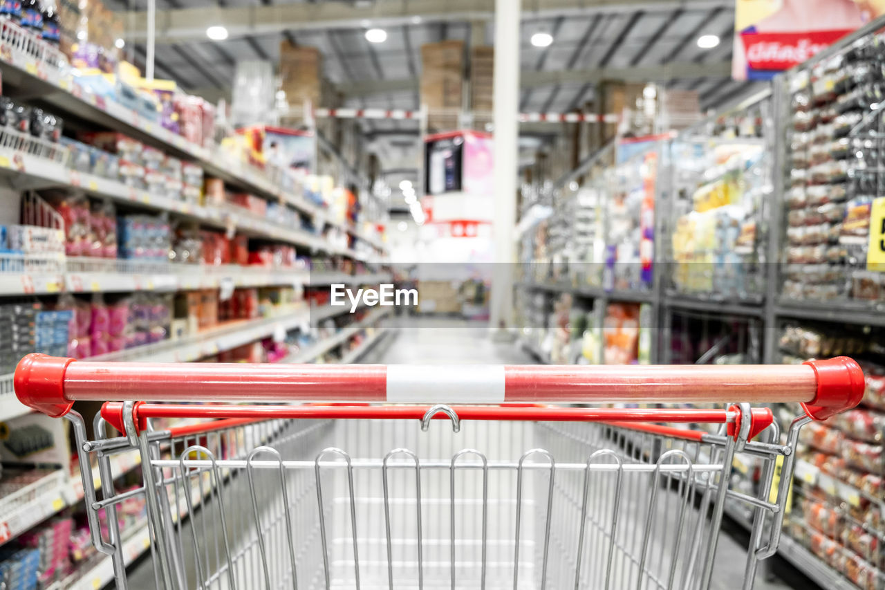 SHOPPING CART IN MARKET