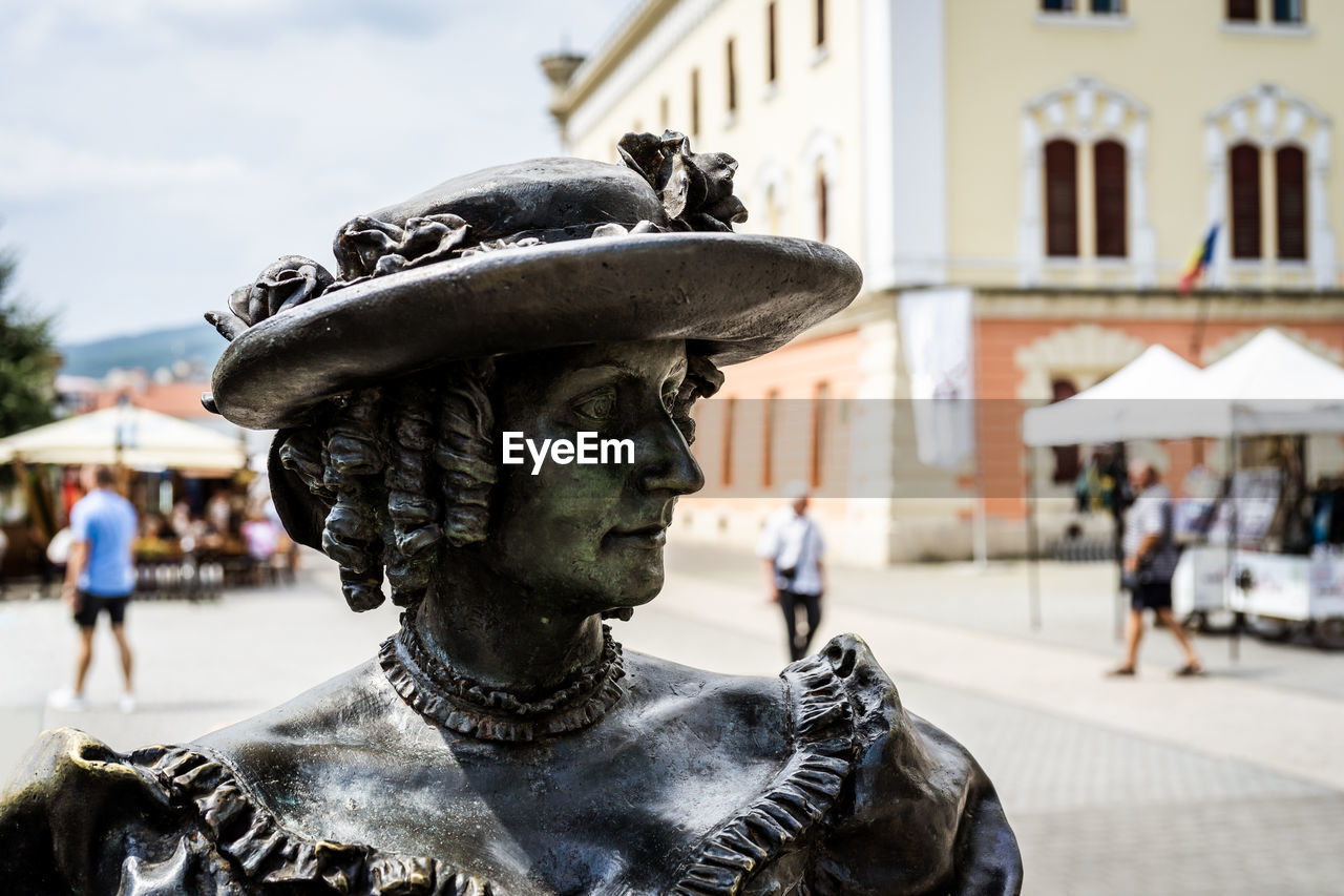 CLOSE-UP OF STATUE IN CITY