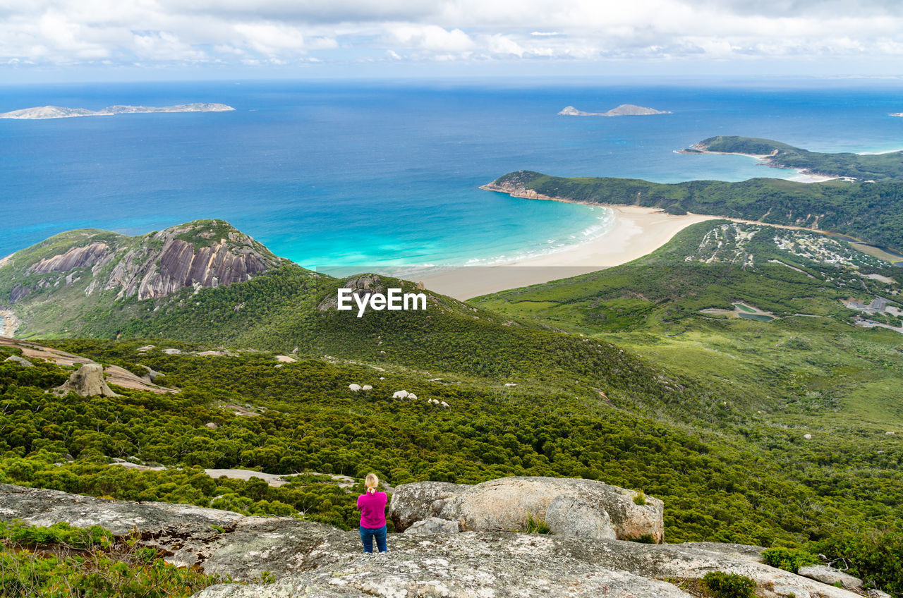 SCENIC VIEW OF MOUNTAIN BY SEA AGAINST SKY