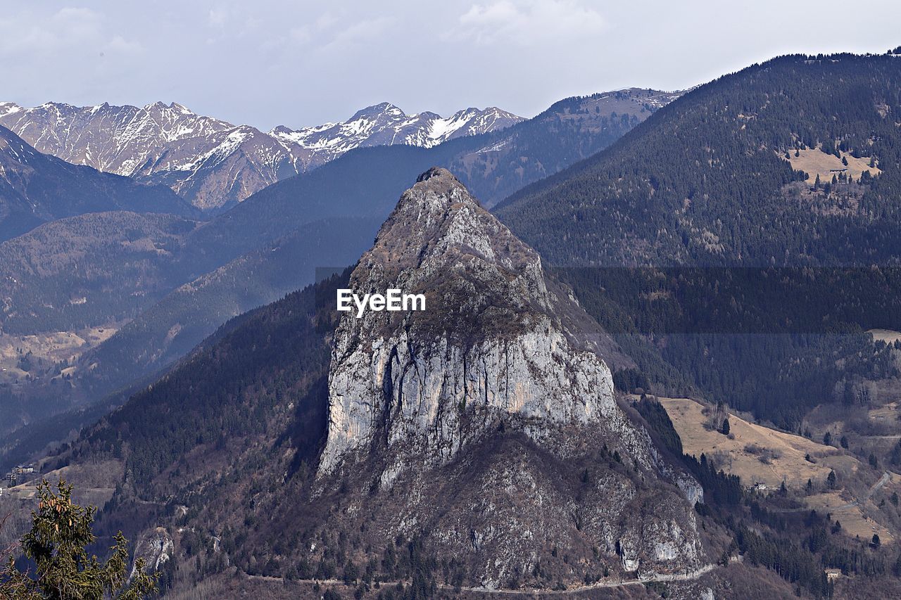 PANORAMIC VIEW OF SNOWCAPPED MOUNTAIN AGAINST SKY