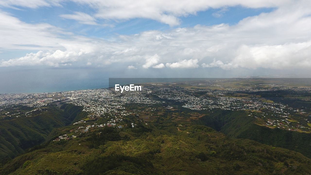 HIGH ANGLE VIEW OF LAND AND MOUNTAINS AGAINST SKY