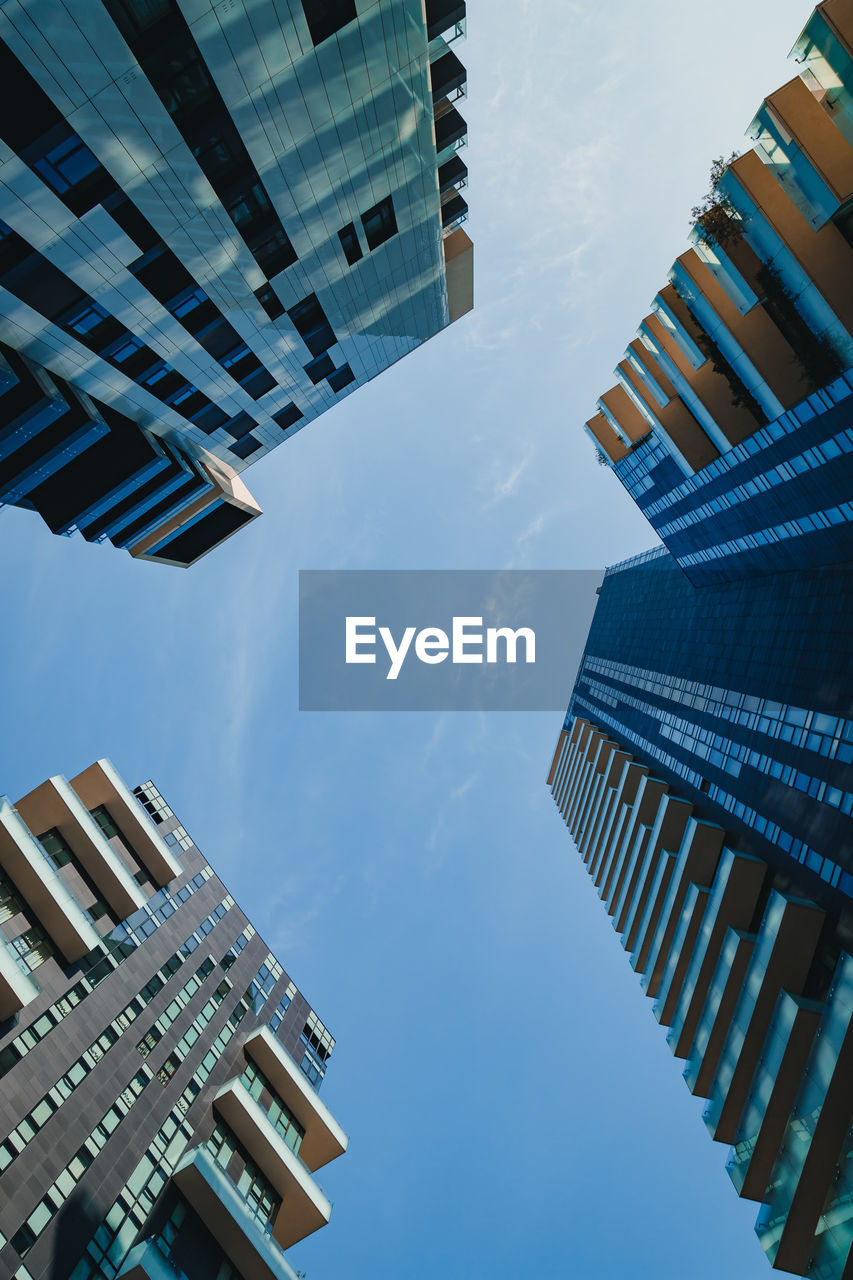 LOW ANGLE VIEW OF MODERN BUILDING AGAINST SKY