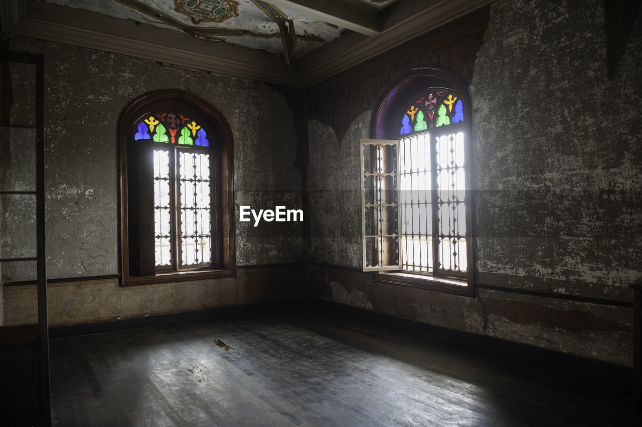 CORRIDOR OF BUILDING WITH WINDOWS