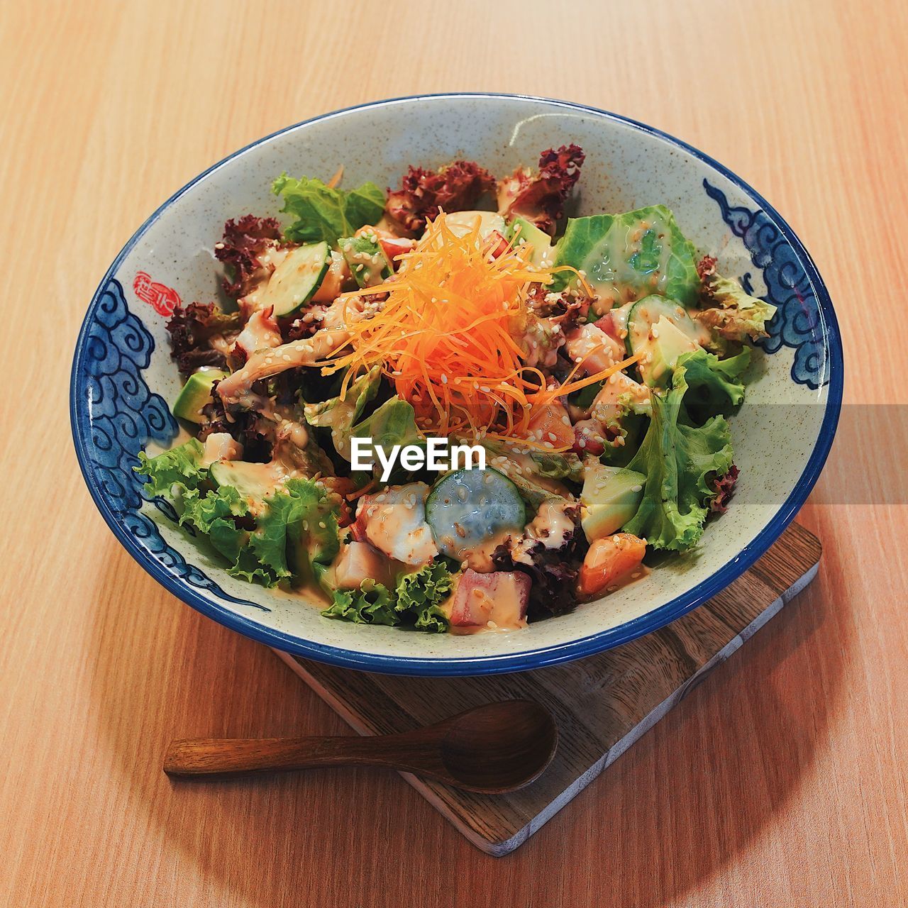 HIGH ANGLE VIEW OF FRESH SALAD IN BOWL ON TABLE