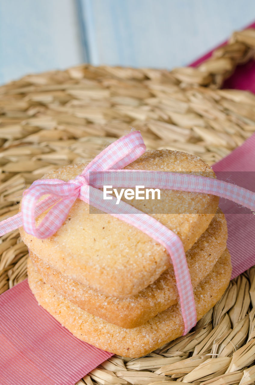 CLOSE-UP OF CHOCOLATE CAKE IN BASKET