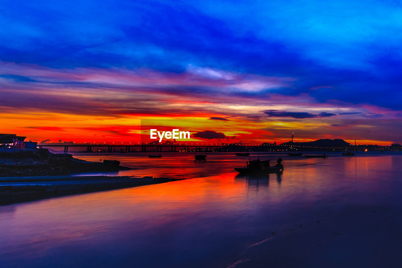 SCENIC VIEW OF DRAMATIC SKY OVER SEA