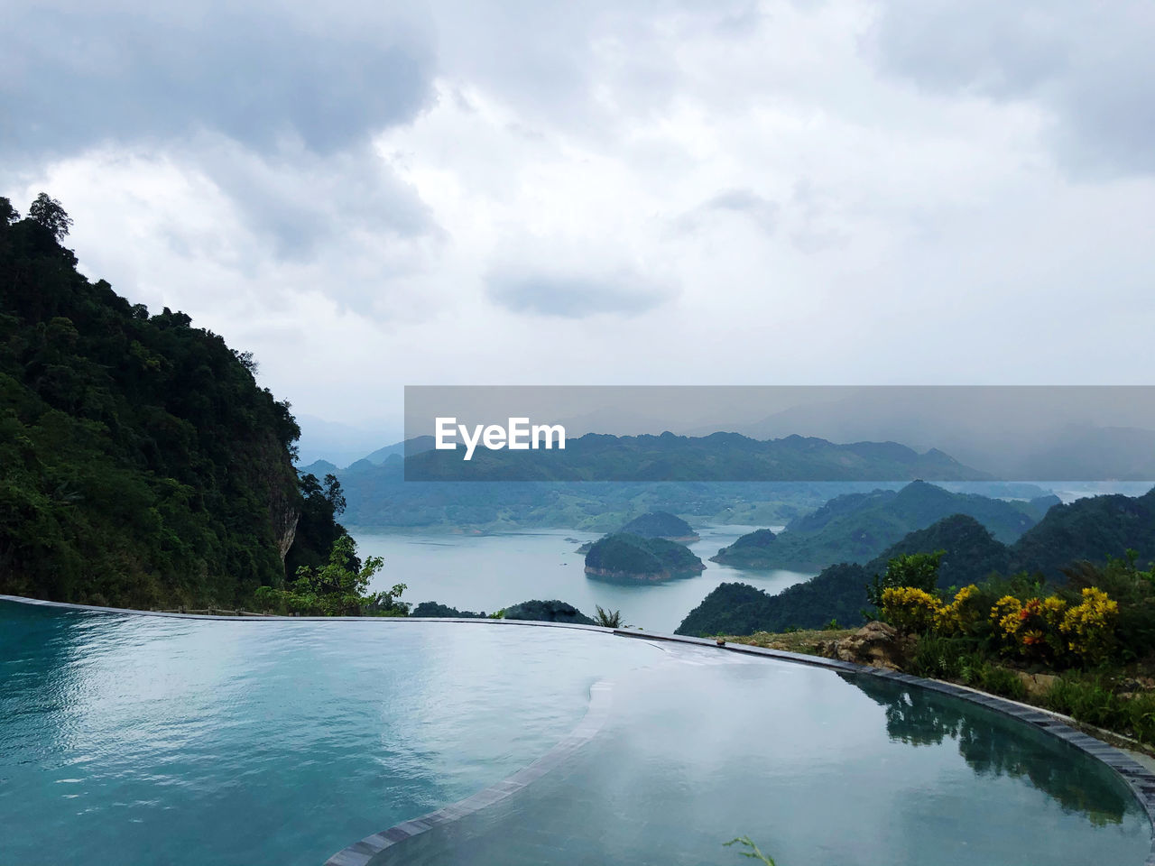 SCENIC VIEW OF LAKE BY MOUNTAINS AGAINST SKY