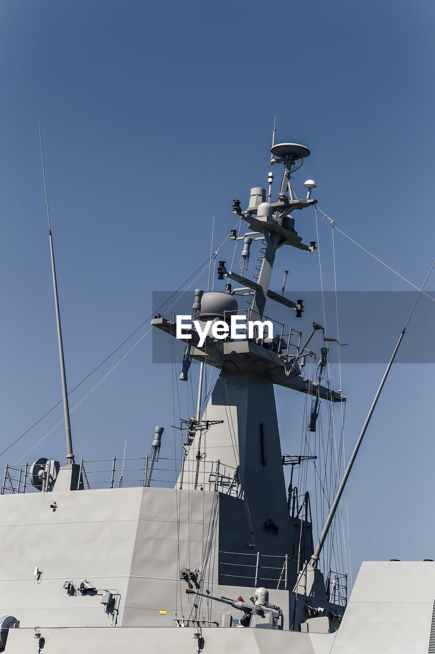 LOW ANGLE VIEW OF SAILBOAT AGAINST SKY