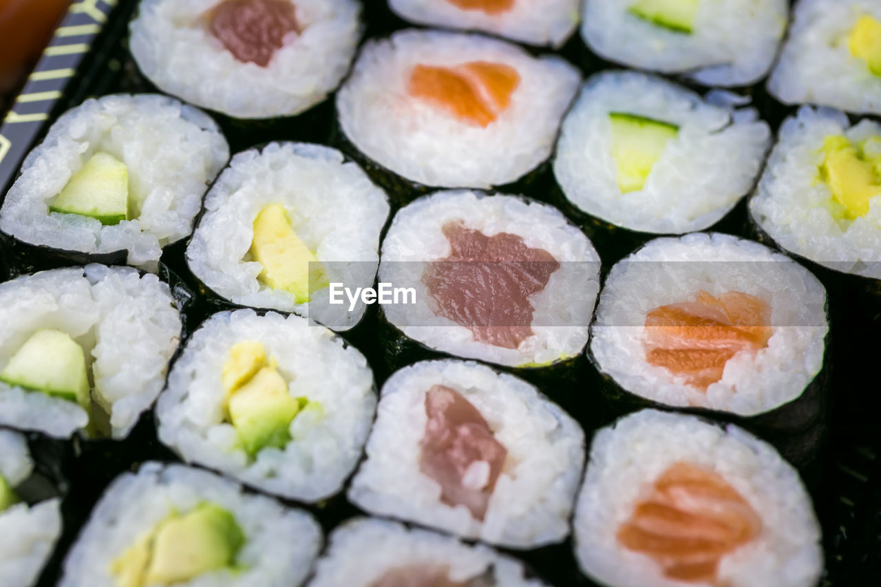 HIGH ANGLE VIEW OF SUSHI IN PLATE