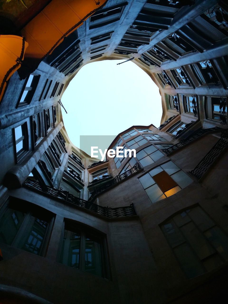 LOW ANGLE VIEW OF HISTORICAL BUILDING IN CITY