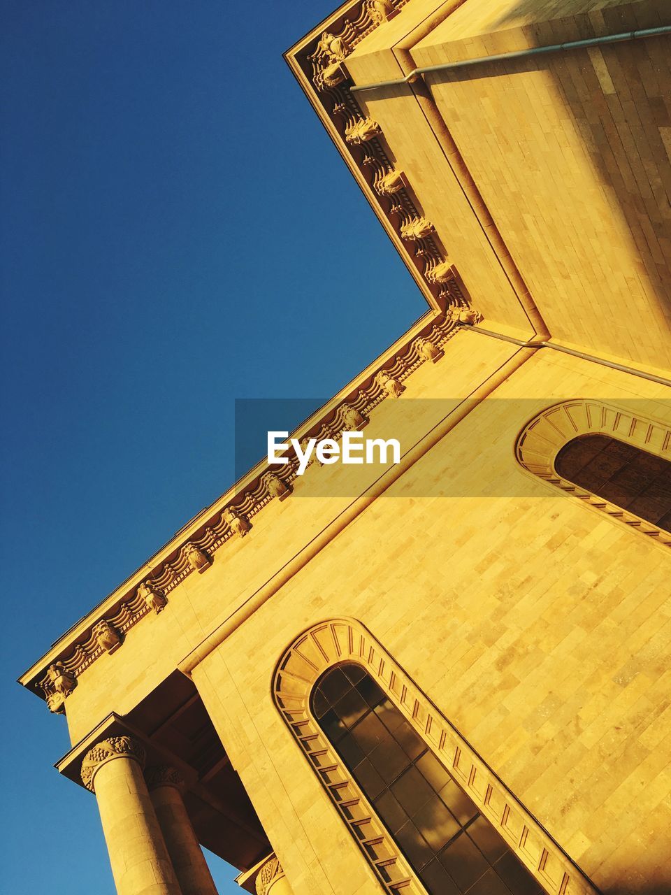 LOW ANGLE VIEW OF BUILT STRUCTURE AGAINST SKY