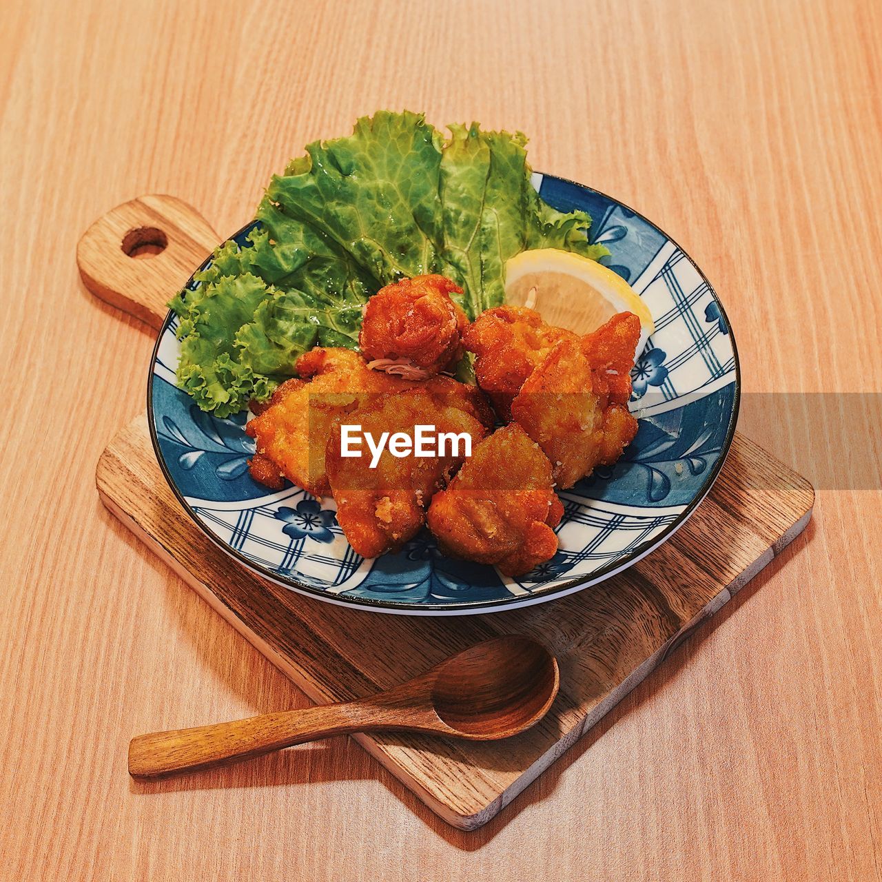 HIGH ANGLE VIEW OF FOOD IN PLATE