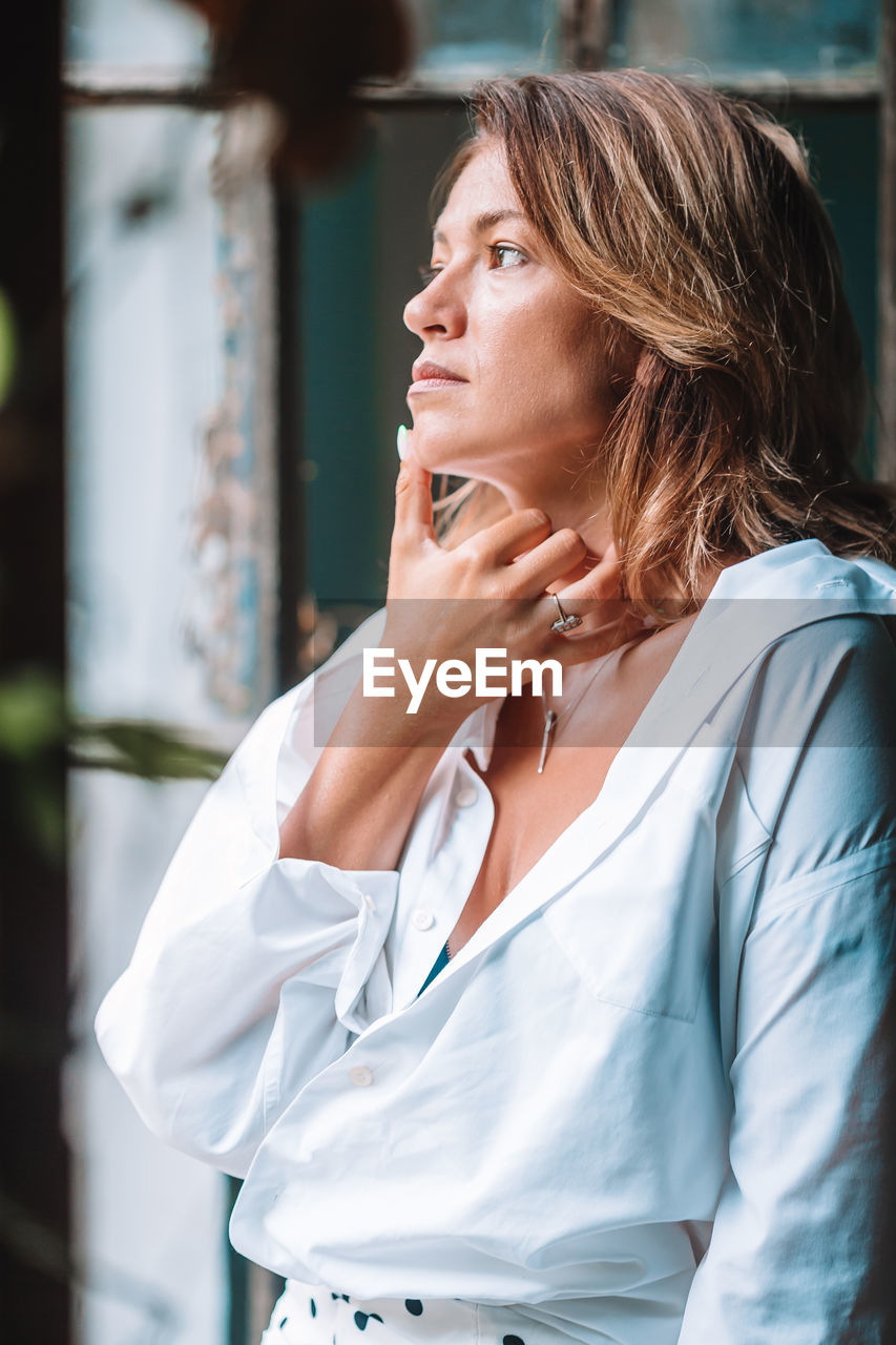 PORTRAIT OF WOMAN LOOKING AWAY