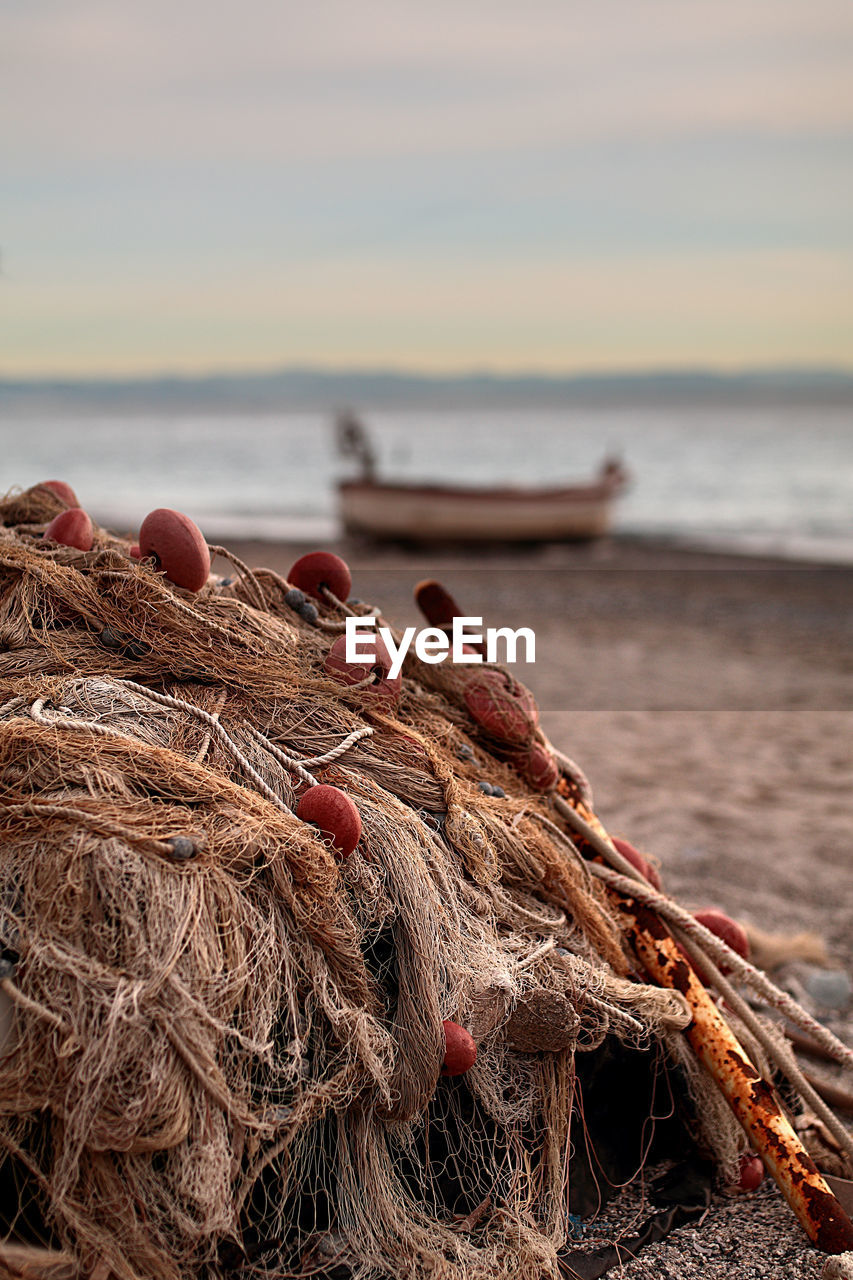 CLOSE-UP OF ROPE TIED TO FISHING NET