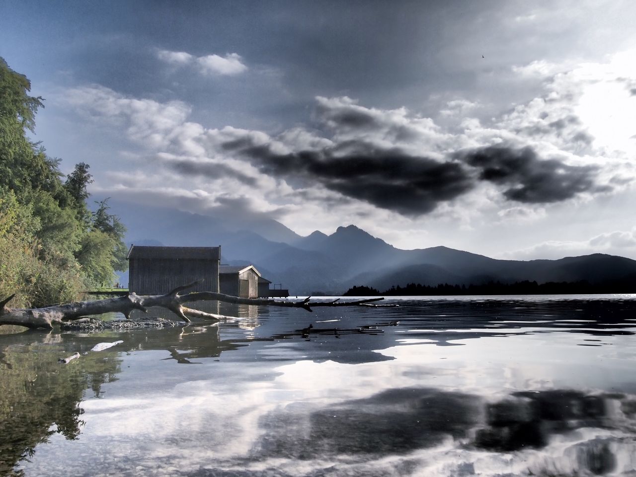 LAKE BY MOUNTAINS AGAINST SKY