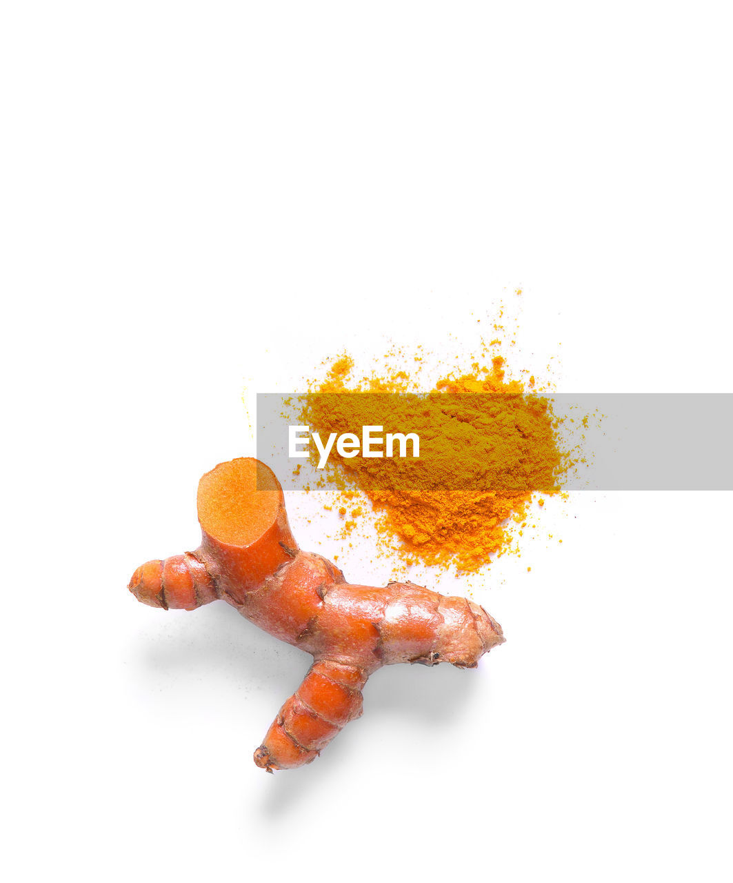 HIGH ANGLE VIEW OF ORANGE ON TABLE AGAINST WHITE BACKGROUND