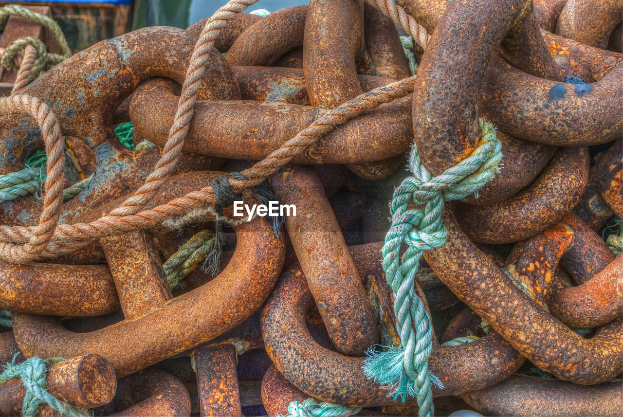 Full frame shot of rusty chains