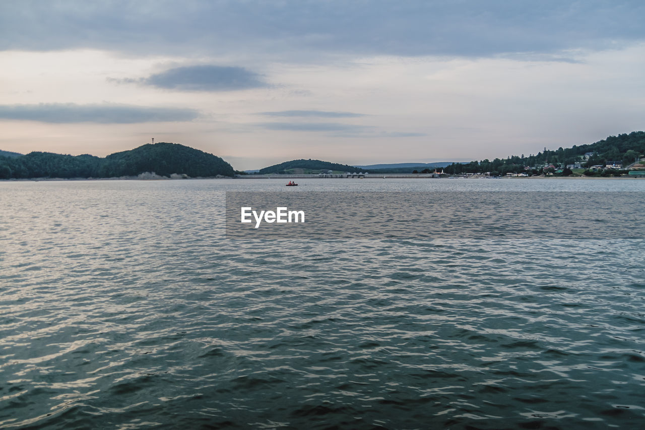 SCENIC VIEW OF SEA AND MOUNTAINS AGAINST SKY