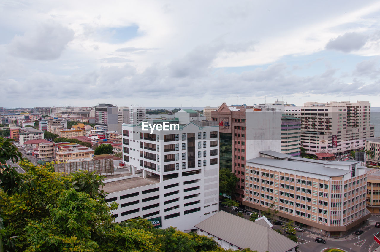 HIGH ANGLE VIEW OF BUILDINGS IN CITY