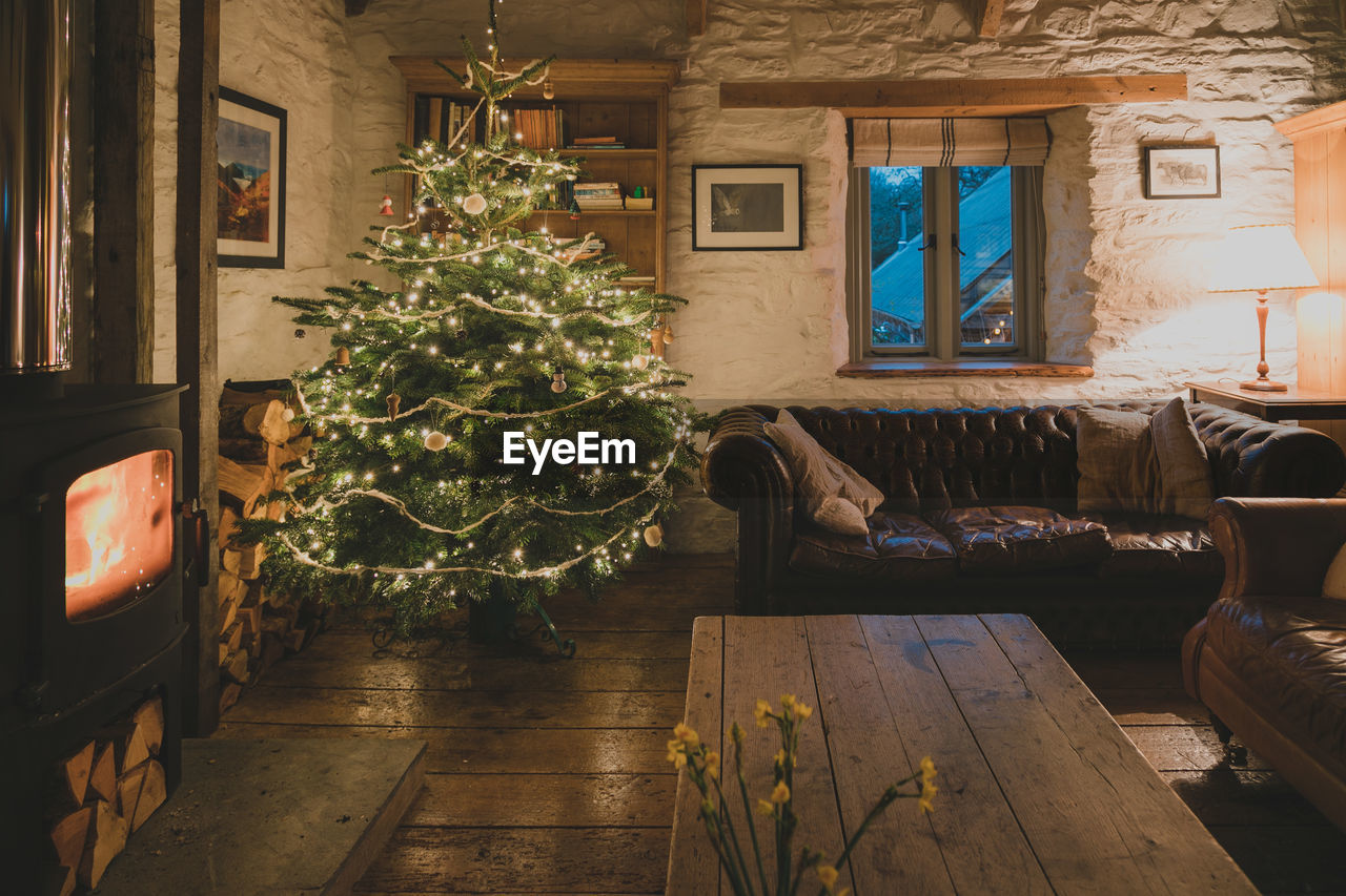 CHRISTMAS TREE ON FLOOR AT HOME