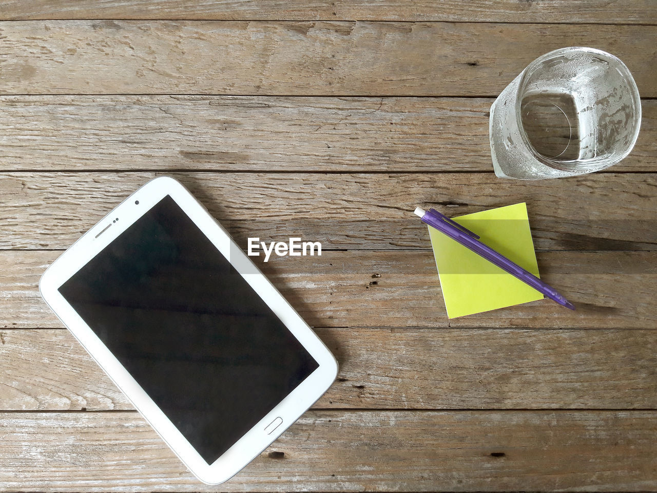 HIGH ANGLE VIEW OF DRINK ON TABLE