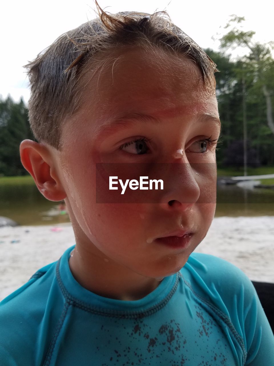 CLOSE-UP PORTRAIT OF BOY LOOKING AWAY OUTDOORS