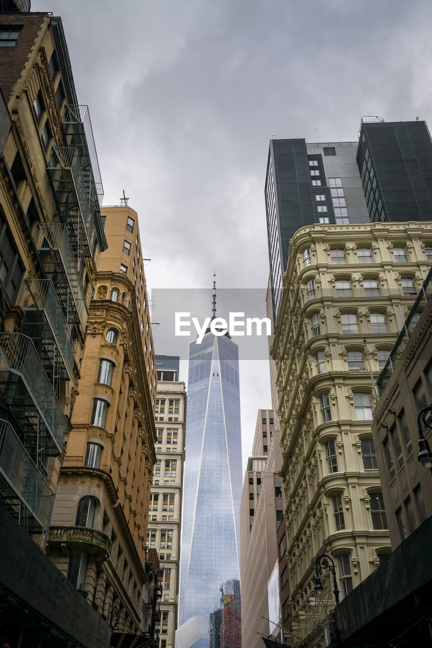 LOW ANGLE VIEW OF BUILDINGS AGAINST SKY IN CITY