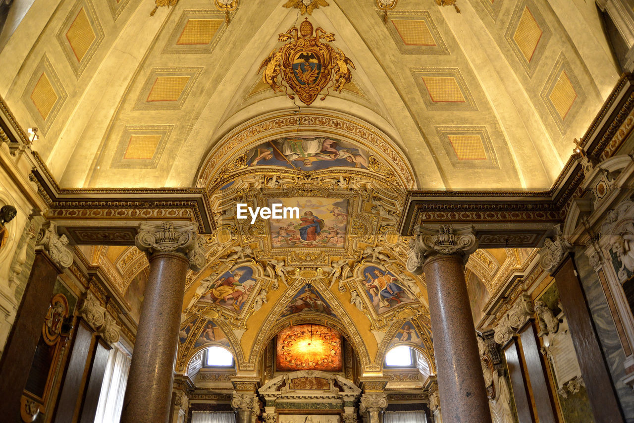 LOW ANGLE VIEW OF ORNATE CEILING OF BUILDING