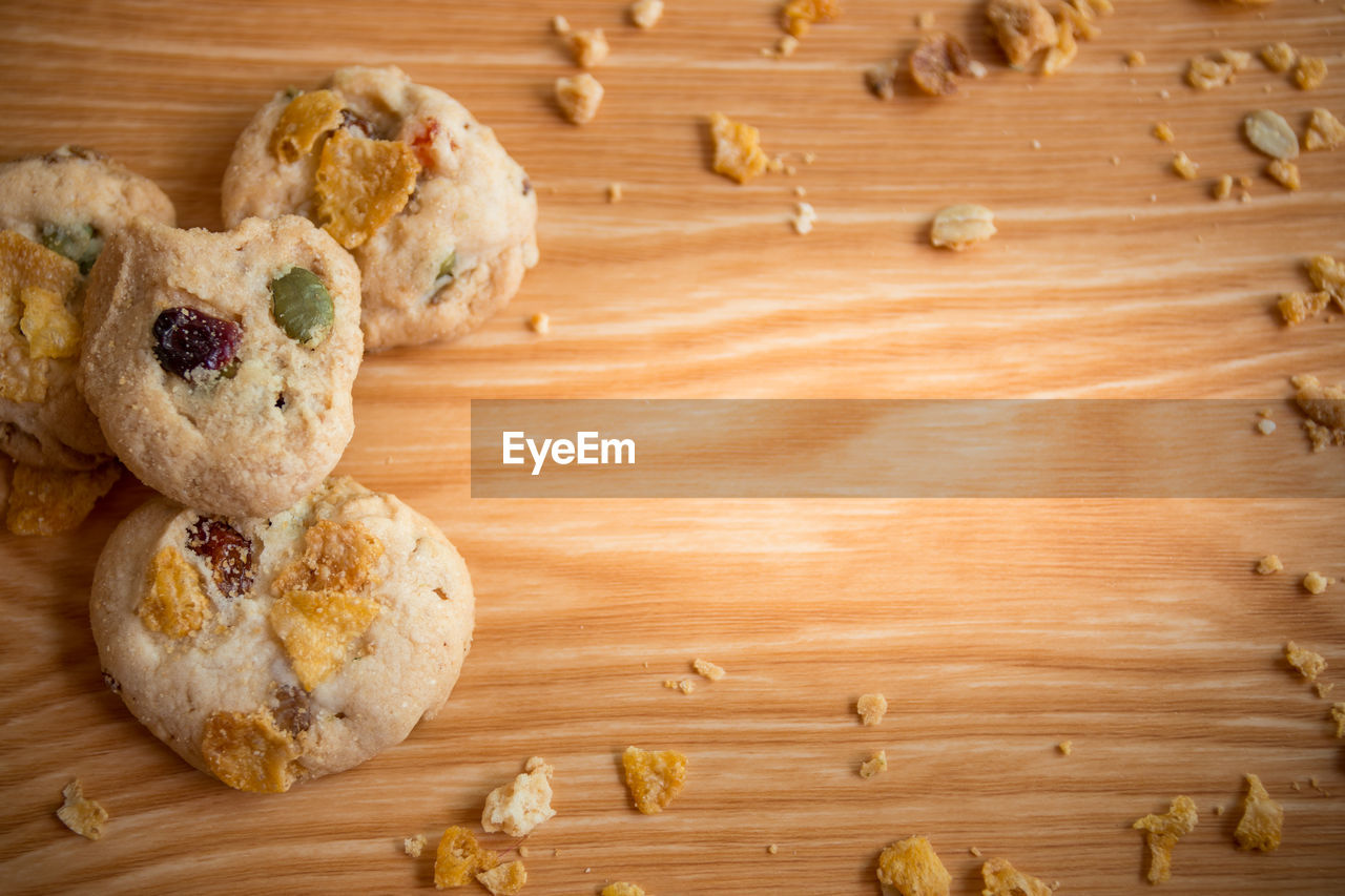 HIGH ANGLE VIEW OF COOKIES ON WOODEN BOARD