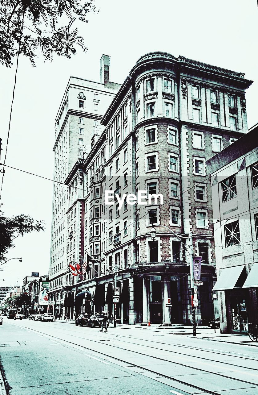 LOW ANGLE VIEW OF BUILDINGS IN CITY