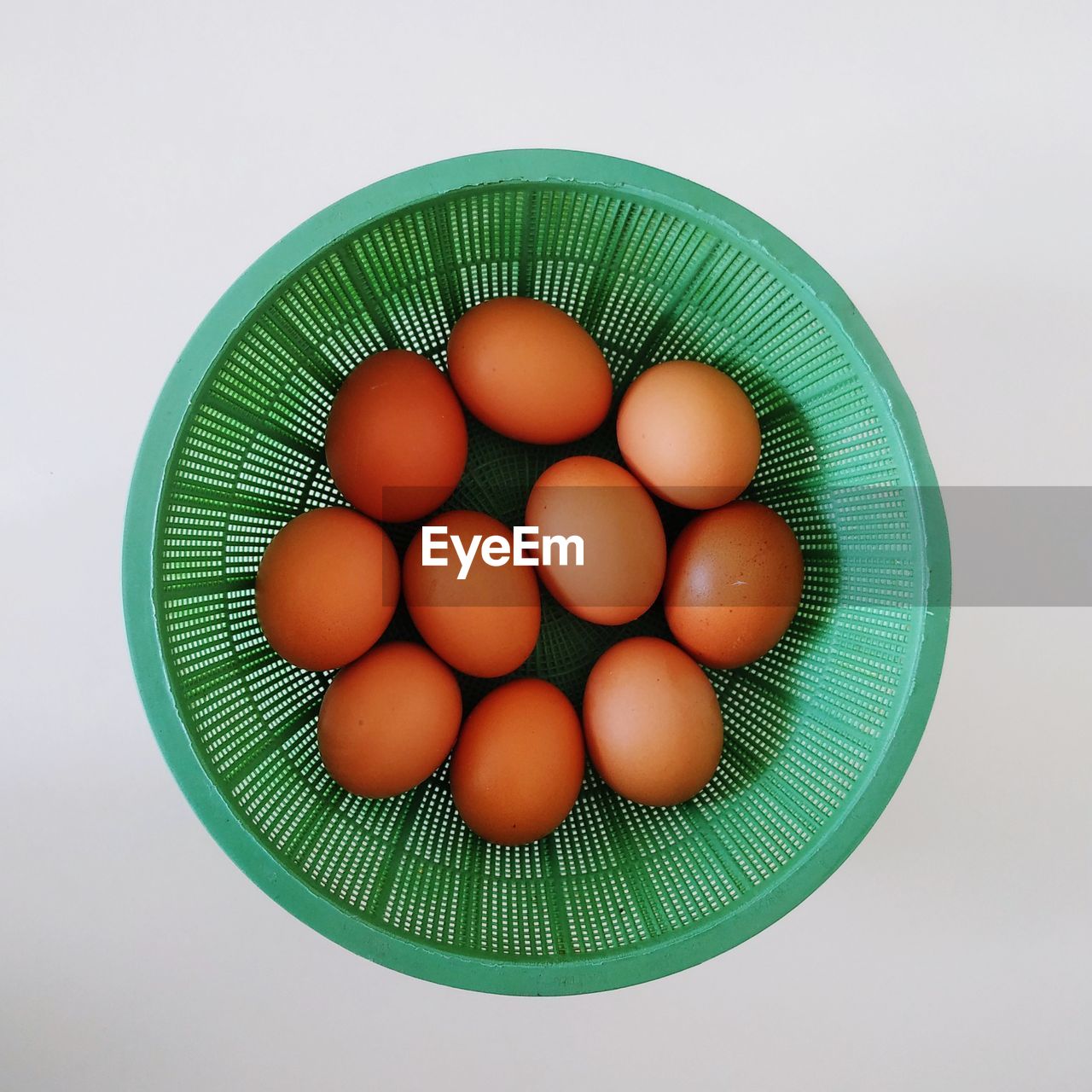 HIGH ANGLE VIEW OF EGGS IN PLATE