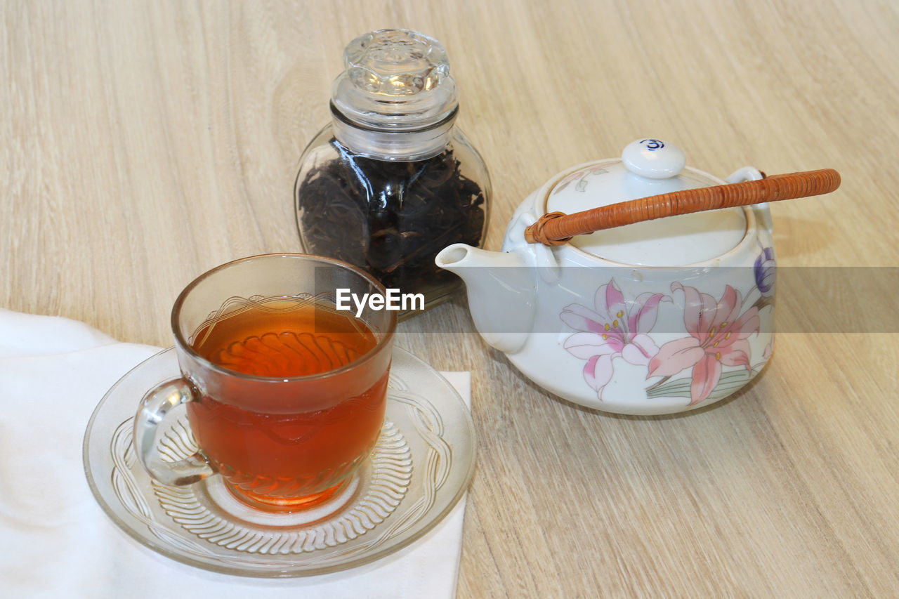 HIGH ANGLE VIEW OF TEA CUP AND GLASS ON TABLE