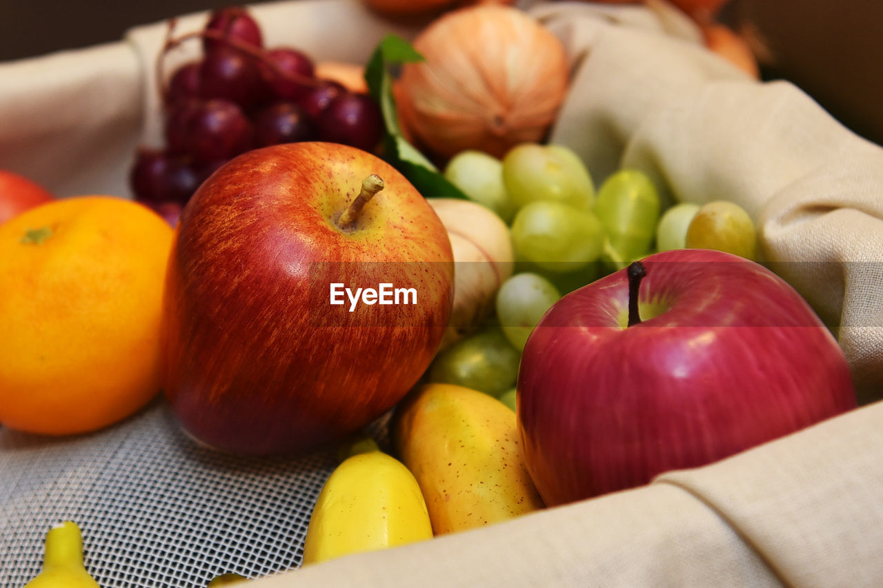 CLOSE-UP OF APPLES IN PLATE ON TABLE