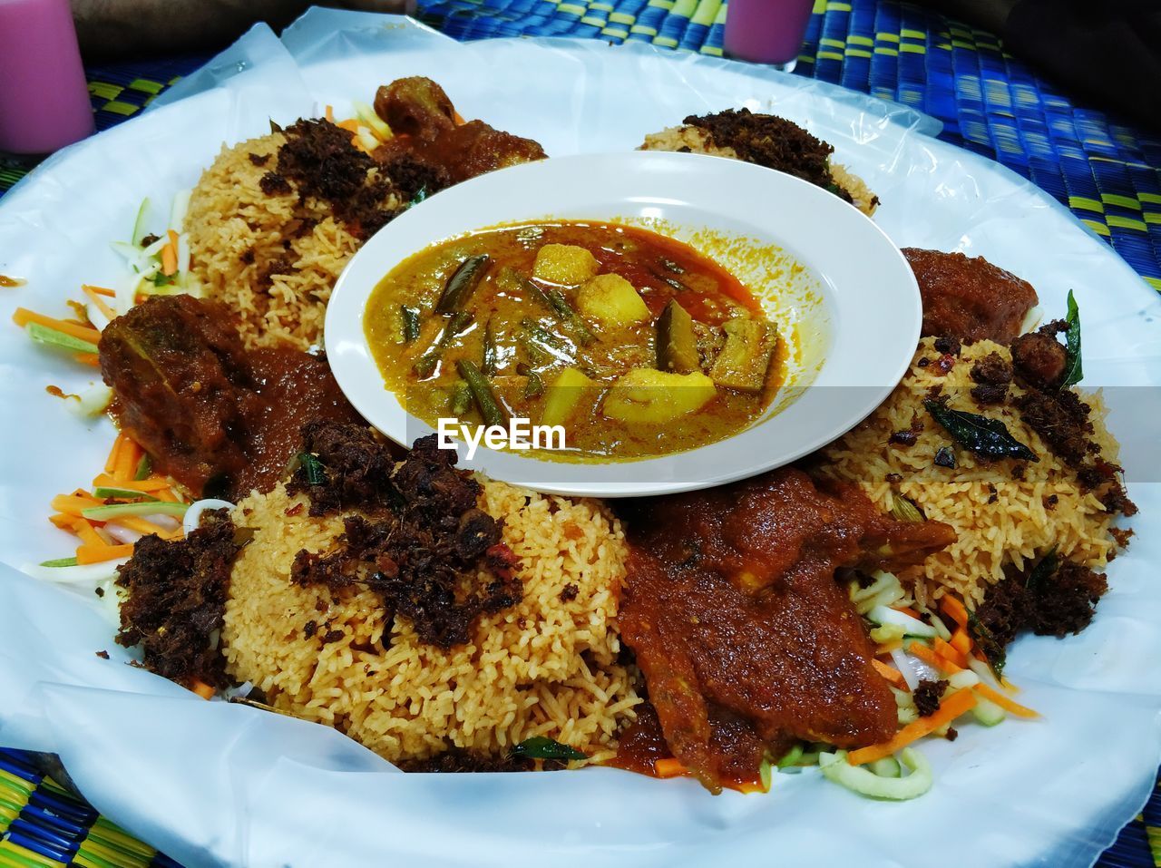 HIGH ANGLE VIEW OF MEAL SERVED IN BOWL