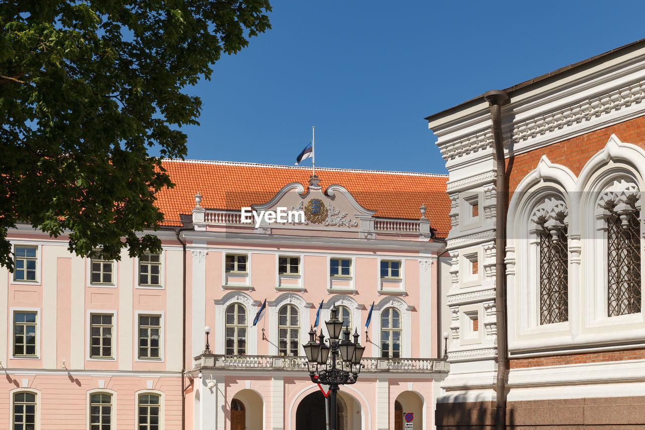 LOW ANGLE VIEW OF HISTORIC BUILDING AGAINST CLEAR SKY