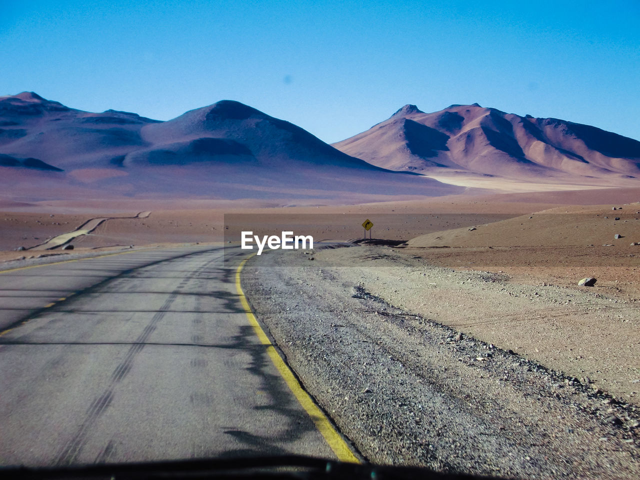 Deserto do atacama - chile - view of road in desert against clear sky