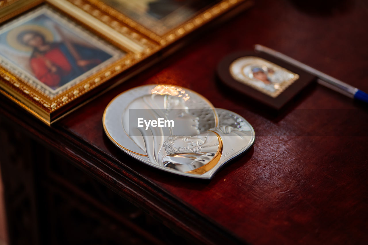 HIGH ANGLE VIEW OF COIN AND TABLE