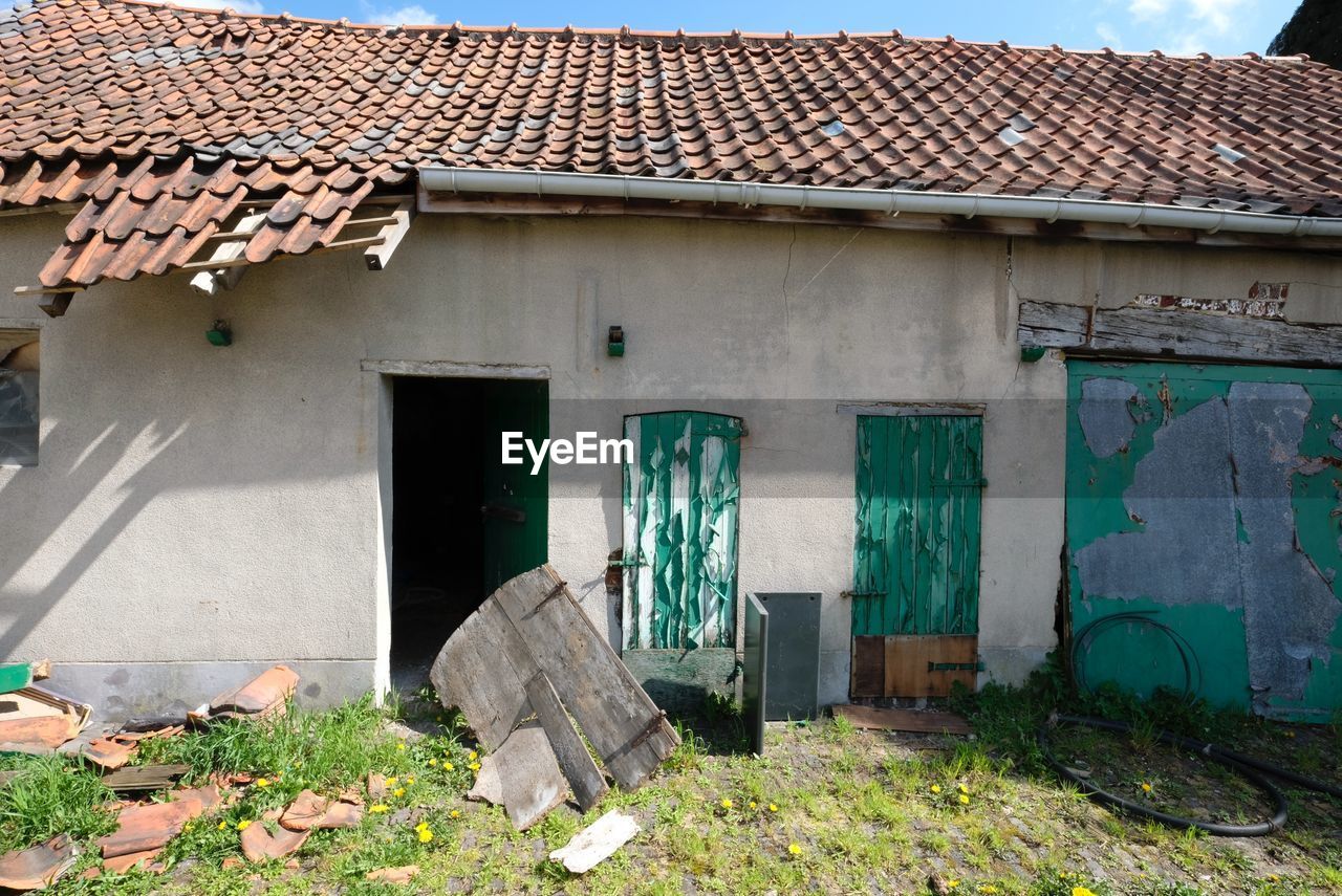 EXTERIOR OF OLD ABANDONED HOUSE