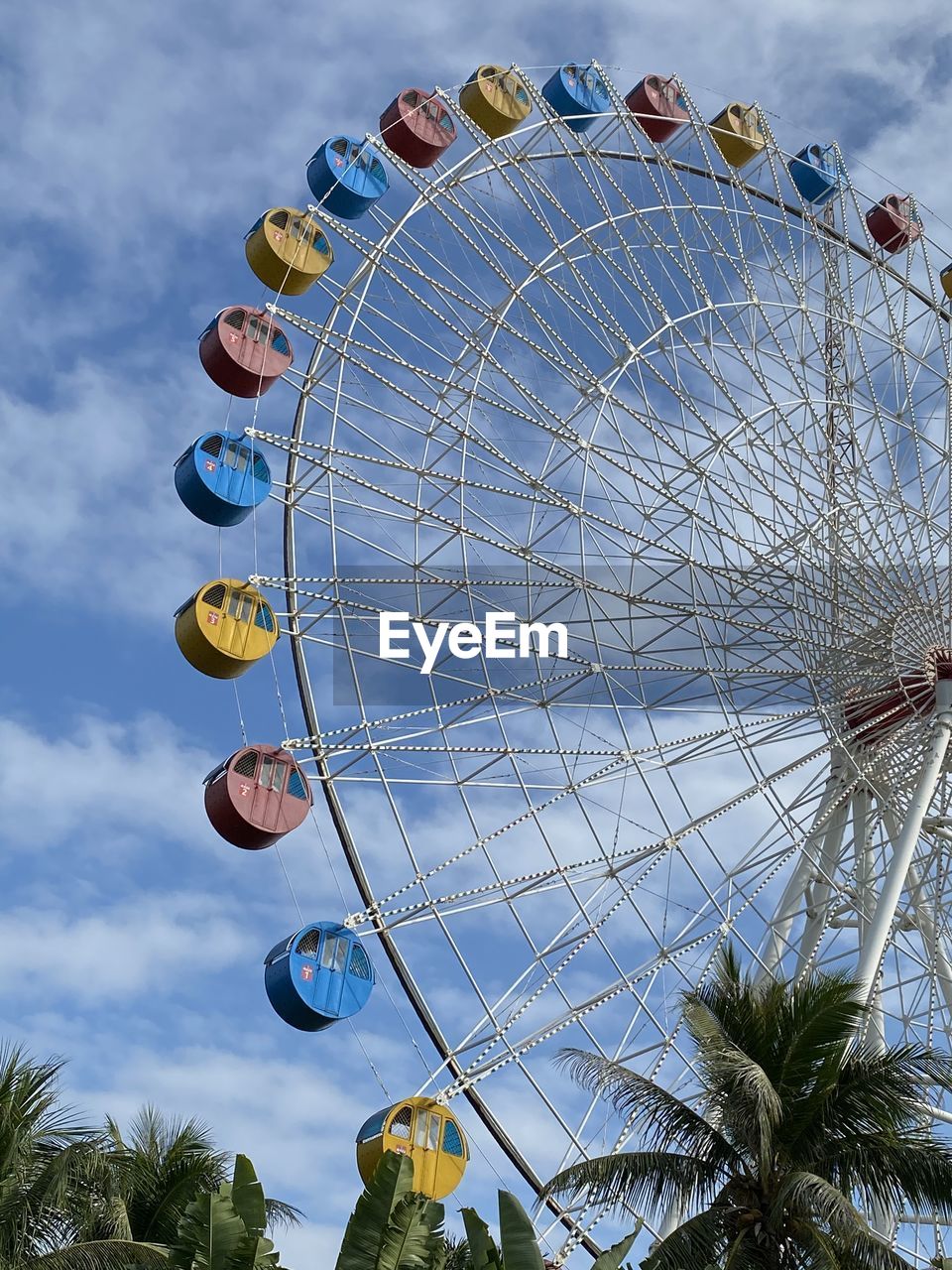 LOW ANGLE VIEW OF FERRIS WHEEL