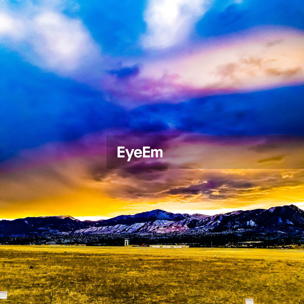 SCENIC VIEW OF FIELD AGAINST DRAMATIC SKY