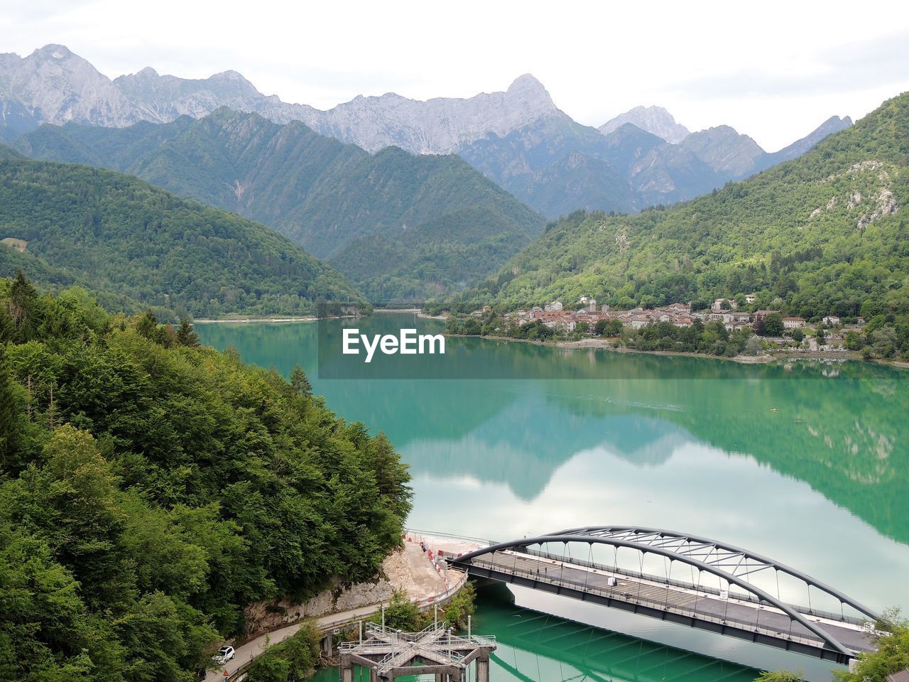 SCENIC VIEW OF LAKE AGAINST MOUNTAINS