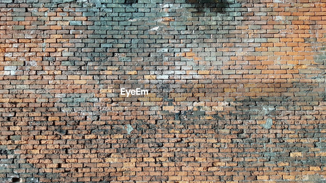 CLOSE-UP OF BRICK WALL