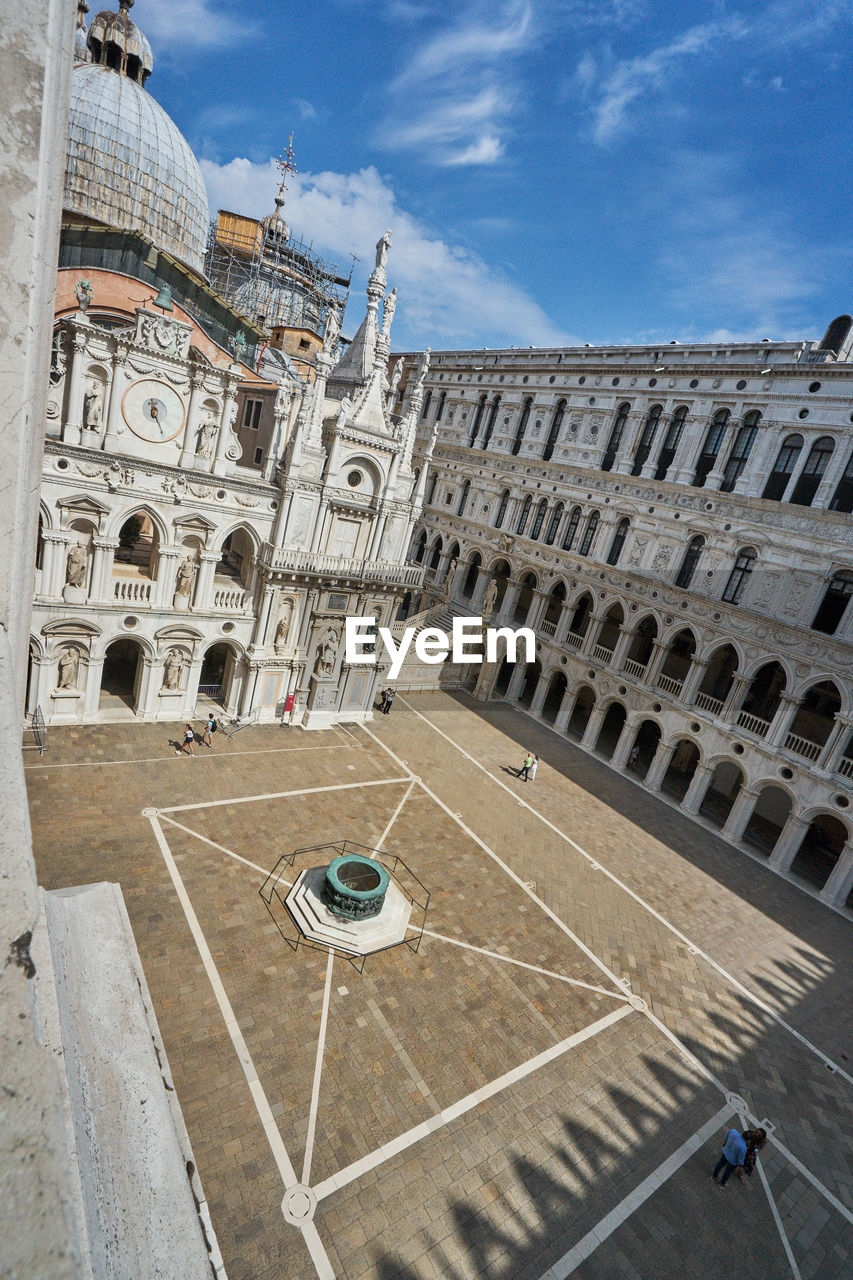 LOW ANGLE VIEW OF HISTORICAL BUILDING AGAINST SKY